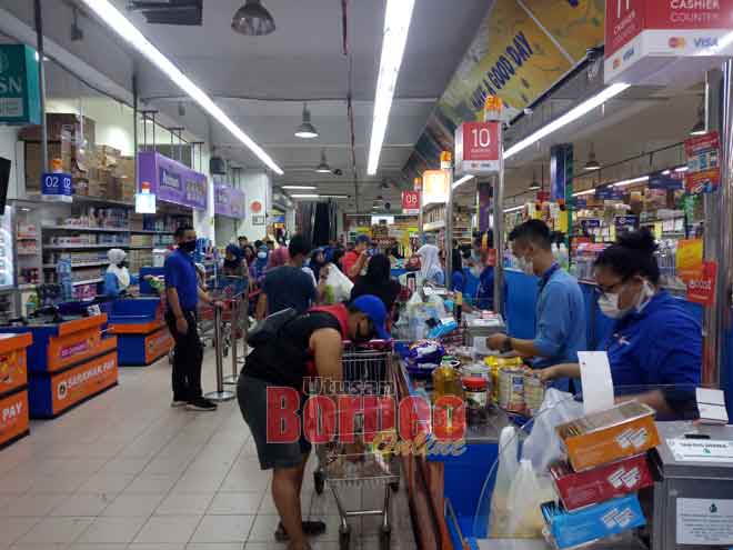  Pengunjung membeli barang keperluan harian seperti biasa di pasar raya-pasar raya di sekitar Kuching.