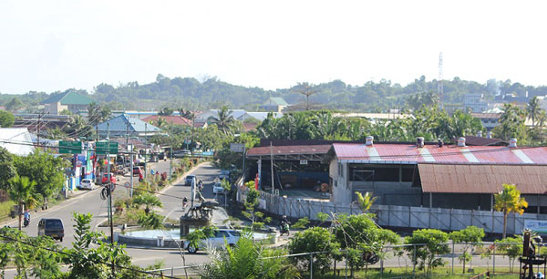  Sebatang Jalan menuju Gedung Balai Adat Tidong di Kota Tarakan.