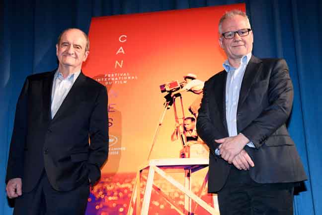  Gambar fail bertarikh 18 April 2019 ini menunjukkan Lescure (kiri) dan Thierry Fremaux di hadapan poster rasmi Cannes semasa penyampaian Pilihan Rasmi Festival Filem Cannes ke-72di Paris. Festival filem Cannes tidak akan diadakan pada Mei.  — Gambar AFP