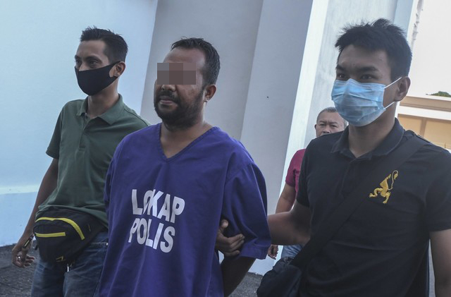 Suspek diiringi polis selepas perintah reman dikeluarkan di Kompleks Mahkamah Kota Bharu hari ini. - Gambar Bernama 