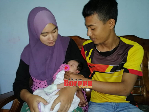 Sabri bersama isterinya bermanja dengan bayi mereka yang baharu berusia 16 hari. 