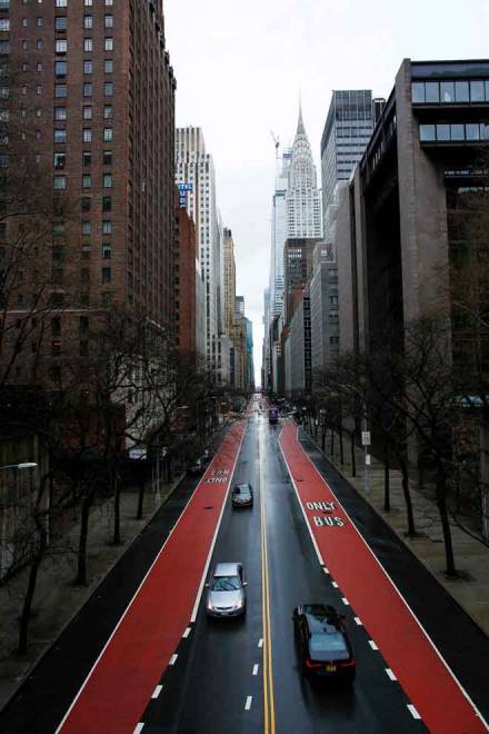  Suasana di sekitar 42nd Street ketika hujan di Kota New York, kelmarin. — Gambar AFP