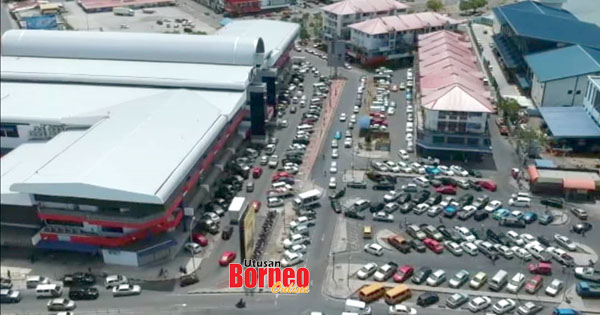  Pandangan dari udara keadaan sesak di jalan raya kawasan menuju pasartanjung. - ehsan gambar Facebook.