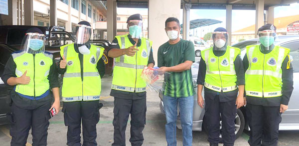  Barmuli menyerahkan sumbangan kepada Sarjan Ngatiran Abd Said Sukarelawan Simpanan Polis Diraja Malaysia (SSPDRM) dan PVR yang ditugaskan di Hospital Duchess Of Kent.