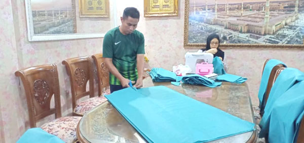  Barmuli dan isterinya menyiapkan PPE untuk petugas barisan hadapan.