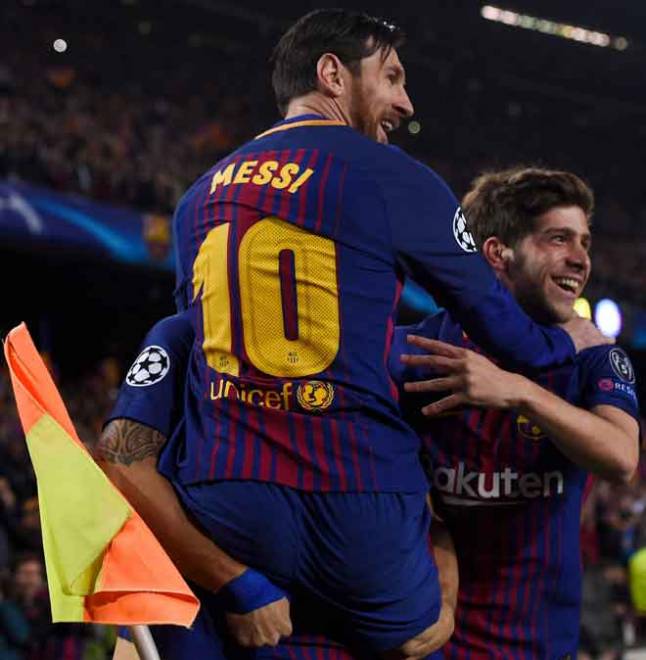  Messi meraikan jaringannya bersama rakan sepasukan, Sergi Roberto (kanan) selepas menjaringkan gol pada perlawanan kedua pusingan 16 terakhir Liga Juara-Juara menentang Chelsea di Nou Camp, Barcelona dalam gambar fail bertarikh 14 Mac 2018. — Gambar AFP