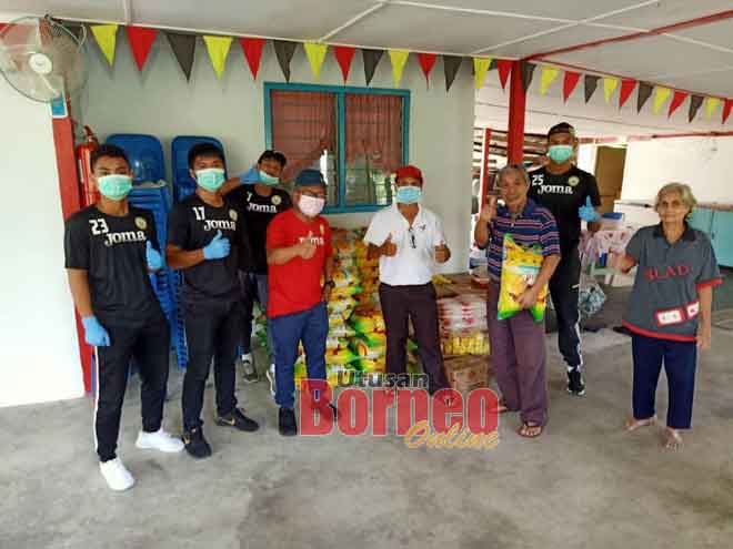  Beberapa pemain Sarawak United IV turut membantu mengagihkan barangan keperluan harian kepada keluarga terjejas wabak COVID-19 hasil sumbangan wakil rakyat di Miri.