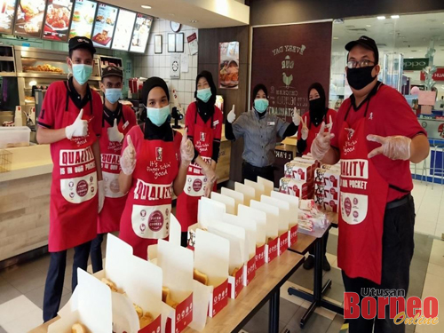 Kakitangan KFC yang berdedikasi menyediakan makanan untuk pekerja barisan hadapan dan masyarakat kurang berkemampuan.