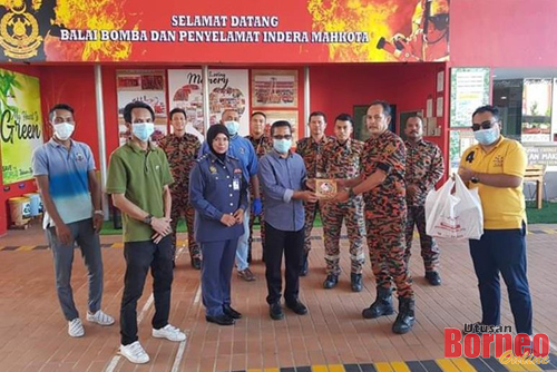 Anggota bomba dari Indera Mahkota, Pahang, merakamkan gambar kenangan. 