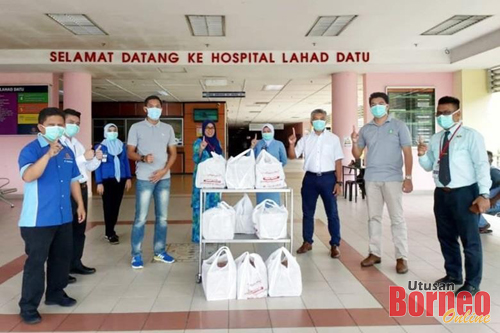 Pekerja barisan hadapan dari Hospital Lahad Datu, Sabah menerima penghantaran makanan KFC & Pizza Hut.  