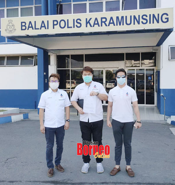  Max (tengah) yang ditemani dua rakannya tampil membuat laporan polis di Balai Polis Karamunsing.