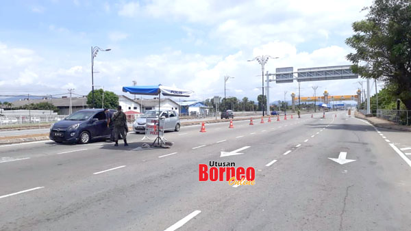  Hanya beberapa kenderaan dilihat melalui sekatan jalan raya di Jalan Kepayan semalam.