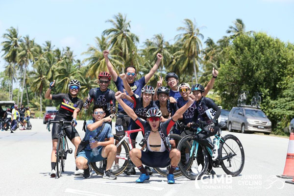  Waldron (depan) bersama rakan sepasukan dan pegawai pasukan semasa Kejohanan Berbasikal Junior Malaysia di Kelantan, 28 Februari-1 Mac lalu.