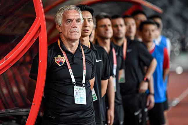  Gambar fail menunjukkan Donadoni menyaksikan pasukannya Shenzhen FC beraksi dalam perlawanan Liga Super China menentang Wuhan Zall FC pada tahun lalu. — Gambar AFP