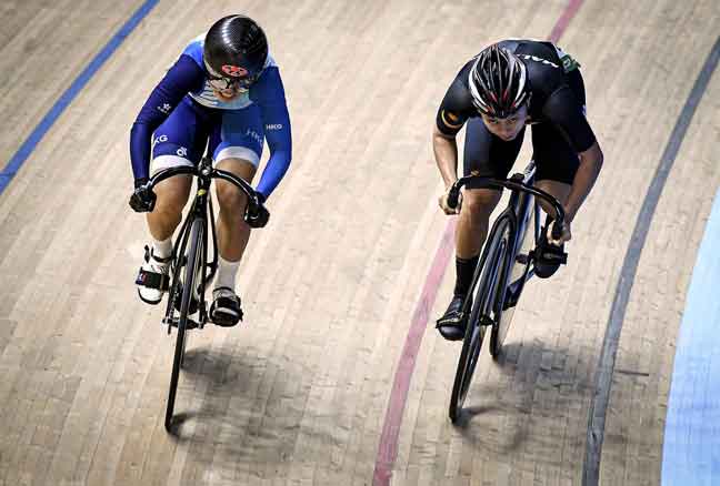  Gambar fail menunjukkan Fatehah (kanan) beraksi pada Kejohanan Berbasikal Trek GP Asia Tenggara 2019 di Velodrom Nasional Malaysia. — Gambar Bernama