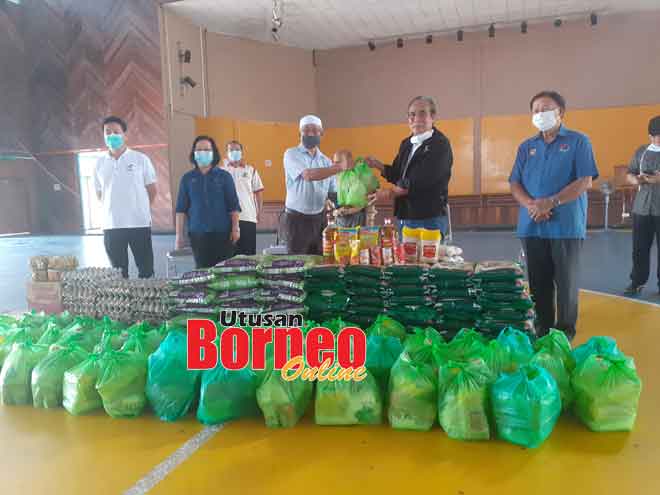  Len nyuaka pakej pemakai ngagai ketuai komuniti ari beberapa pelilih ke bisi ba bagi menua Sarikei ti deka disadung ngagai KIR.