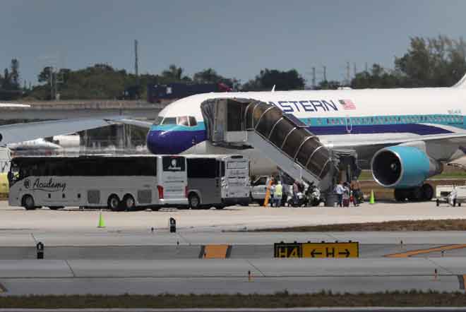  Penumpang kapal persiaran Zaandam dan Rotterdam menaiki pesawat sewaan Eastern Airlines untuk pulang ke tempat asal masing-masing di Lapangan Terbang Antarabangsa Fort Lauderdale-Hollywood di Fort Lauderdale, Florida kelmarin.  — Gambar AFP