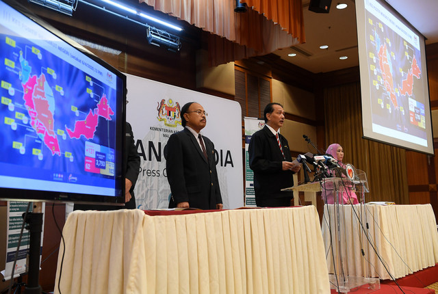 Datuk Dr Noor Hisham Abdullah (tengah) bercakap pada sidang media harian berkaitan jangkitan COVID-19 di Kementerian Kesihatan hari ini. - Gambar Bernama 