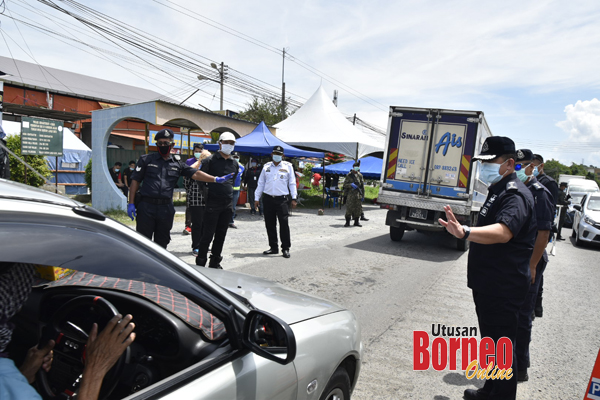  Mazli diiringi Nasri turut menyertai penugasan sekatan jalan raya.