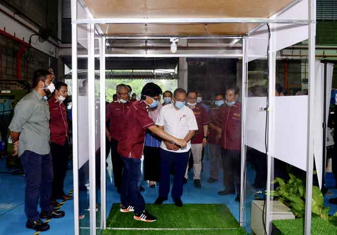  Datuk Bandar Johor Bahru Datuk Adib Azhari Daud (tengah) melihat UTMShield Automated Disinfection Chamber atau Pondok Nyah Cemar Automatik daripada  Universiti Teknologi Malaysia (UTM), Kuantan semalam. — Gambar Bernama