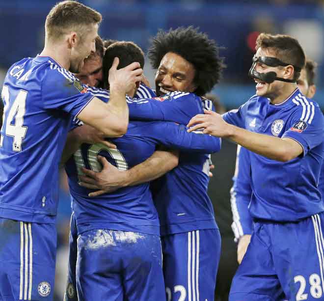  Willian (dua kanan) bersama rakan sepasukan meraikan gol jaringan pemain tengah Chelsea, Eden Hazard pada perlawanan pusingan kelima Piala FA di Stamford Bridge, London dalam gambar fail bertarikh 21 Februari 2016. — Gambar AFP