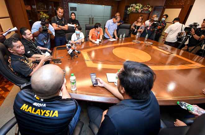  Ahmad Shapawi pada sidang media berkenaan langkah-langkah pencegahan dan penularan wabak COVID-19 dalam kalangan para atlet negara di Majlis Sukan Negara, Bukit Jalil pada 17 Mac lepas. — Gambar Bernama