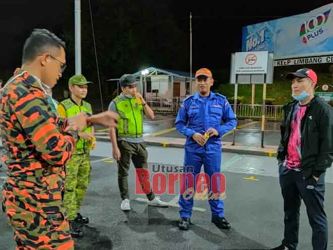  Superi (kanan) pada taklimat akhir selepas operasi nyah kuman kepada petugas-petugas di Limbang, malam kelmarin.