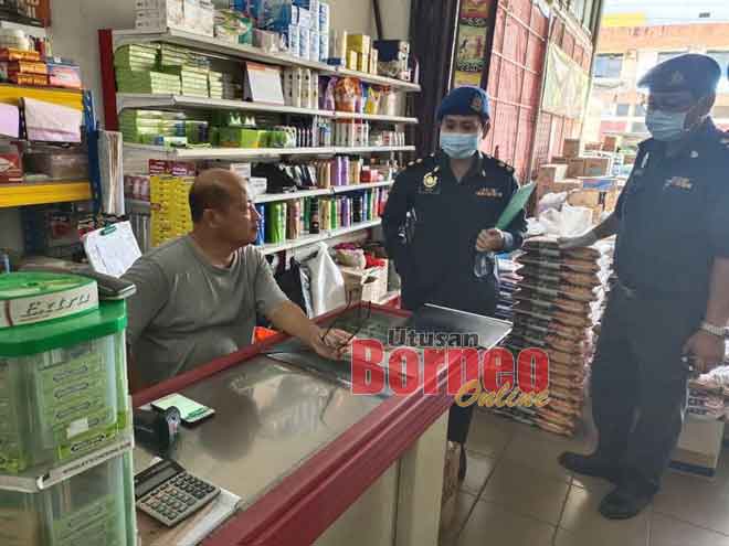  Pegawai KPDNHEP ketika memeriksa bekalan di sebuah gudang pemborong utama di daerah Limbang semalam.