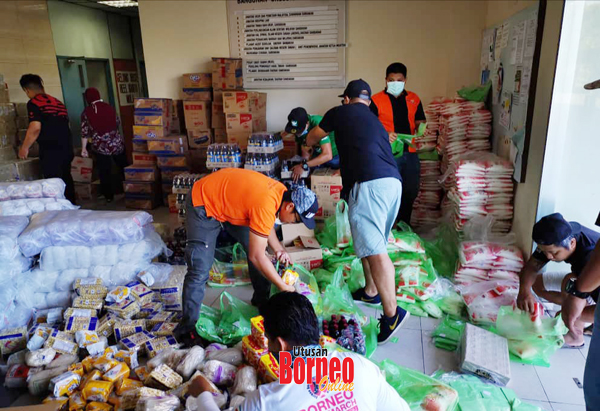  Kerja-kerja membungkus bantuan makanan dilakukan di ruang legar Bangunan Persekutuan Negeri.