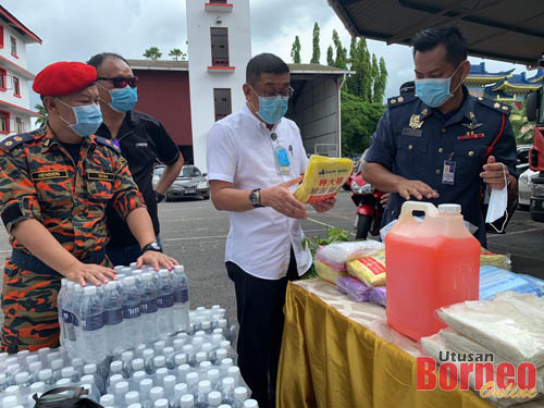 Wee (dua kanan) ketika menyampaikan sumbangan kepada Bomba yang diwakili Penolong Pengarah Operasi Negeri Tiong Ling Hii (kanan).