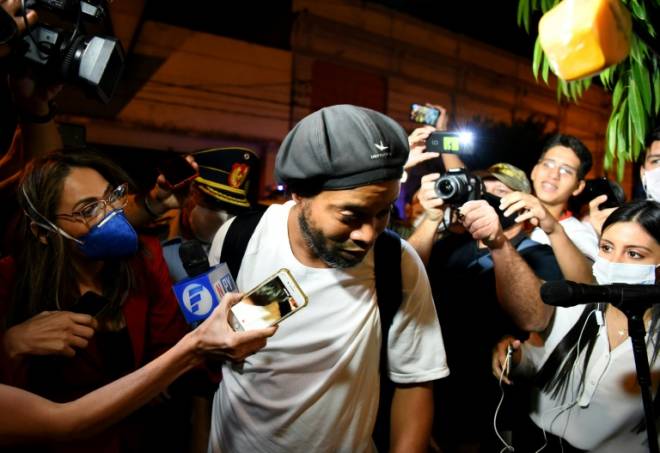 Ronaldinho tiba di sebuah hotel di Asuncion, Paraguay, dimana beliau dan abangnya akan menjalani tahanan di rumah - Gambar AFP