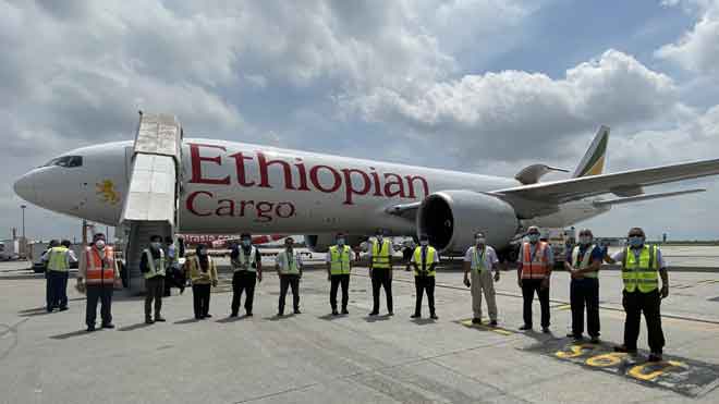  Pihak MASkargo bersama wakil Ethiopian Airlines merakam kenangan di KLIA kelmarin. 