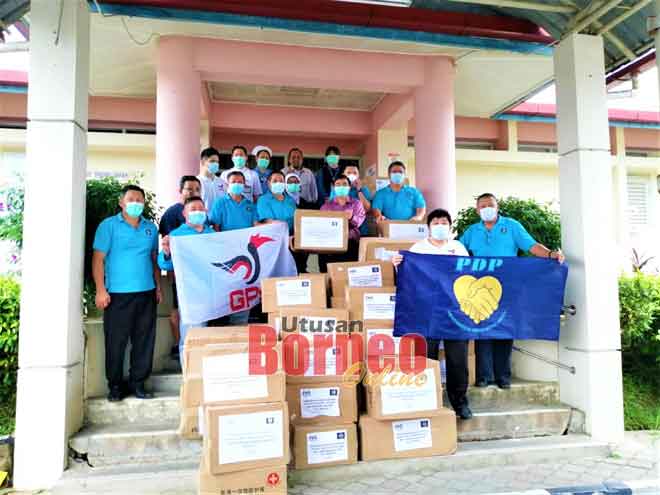  Lau (empat kiri) menyerahkan sumbangan peribadi daripada Tiong kepada Dr Ng sambil disaksikan yang lain di Sibu, semalam.