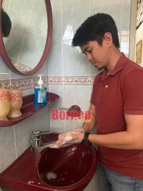  Syed Afzal Wan Mohamad mengamalkan amalan pencegahan COVID-19 dengan kerap membasuh tangan menggunakan air dan sabun.