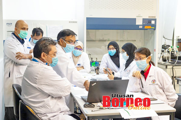  Dr Vijay (empat dari kiri) mengetuai ujian saringan COVID-19 terhadap sampel- sampel yang diperoleh dari KKM.