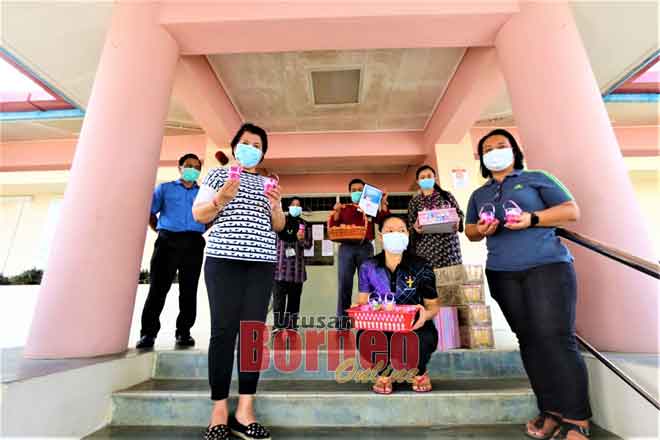  (Dari dua kiri) Lolita, Dr Nor Izzah, Ayuyahti (kelima kiri), Olivia (kanan) serta yang lain ketika sesi penyerahan sumbangan telur Hari Paska di Hospital Sibu, semalam.