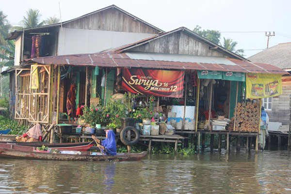  Sebuah rumah di tepi sungai.