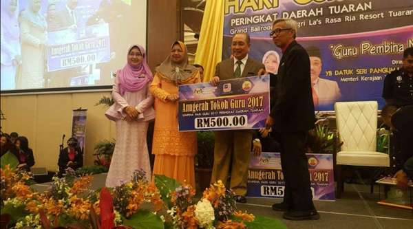  Menerima anugerah Tokoh Guru Daerah Tuaran 2017