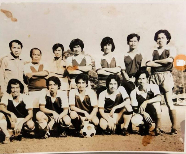  Gambar pasukan Bolasepak Beaufort 1979. Cikgu Shamiun berdiri tepi sebelah kanan memeluk tubuh