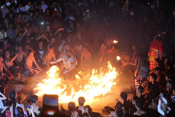  Adegan menarik dalam tarian Kecak.