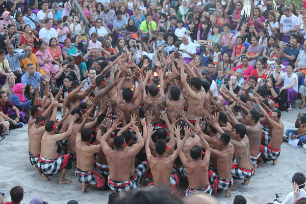  Salah satu aksi Tari Kecak.