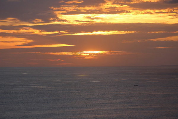  Senja di Uluwatu, begitu syahdu.