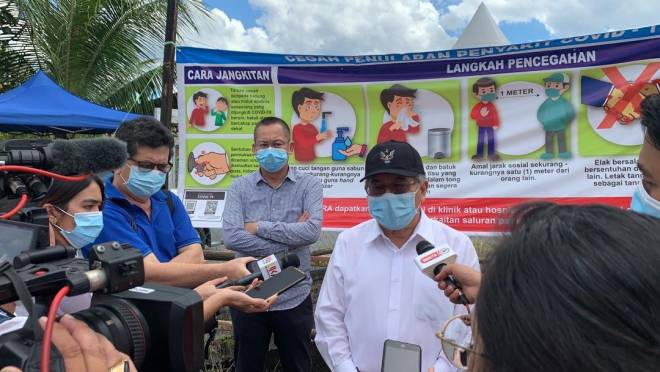 Uggah pada sidang media selepas meninjau Operasi Pengesanan Kes Aktif COVID-19 di Kota Samarahan, hari ini. Turut kelihatan, Abdullah.