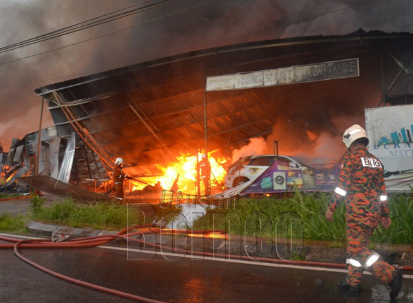 Kedai perabot kenderaan musnah terbakar di Donggongon 
