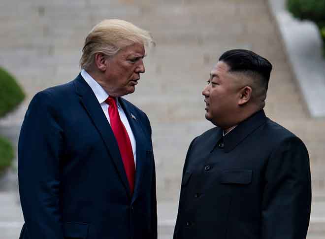  Gambar fail 30 Jun, 2019 menunjukkan Trump bersama Kim di Korea. — Gambar AFP