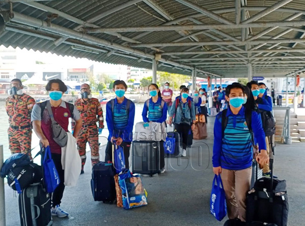  Pelajar menunggu giliran untuk pemeriksaan saringan suhu badan sebelum dibenarkan naik ke kapal ekspres yang membawa mereka pulang ke Limbang, Sarawak di Terminal Feri Penumpang Antarabangsa Labuan, Sabtu lalu.