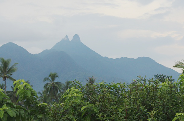  Gunung Daik dilihat dari jauh.