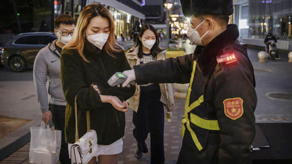  Di Taipei orang ramai berkerja sama  memantau suhu badan pengunjung. 