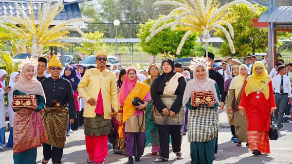  Cikgu Sahar diraikan warga sekolah pada majlis meraikan persaraannya.