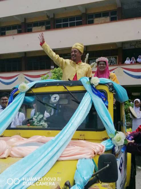  Cikgu Sahar melambai buat kali terakhir sebagai Pengetua SMK Pantai IB.